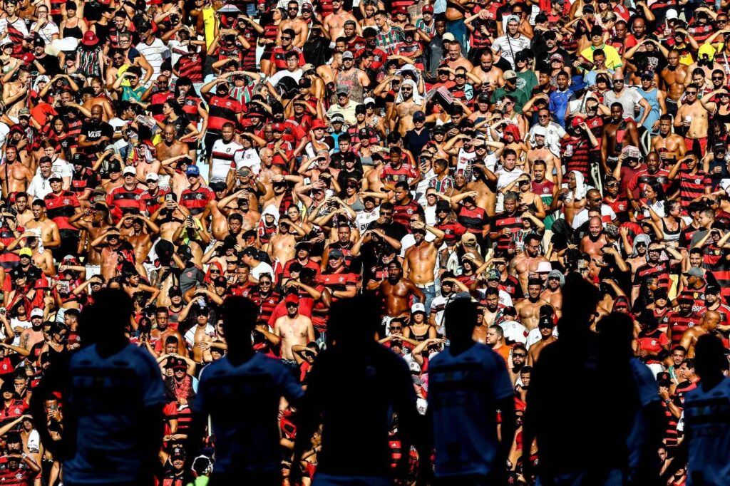 Setor misto do Fla x Flu com amplo domínio da torcida do Flamengo na arquibancada. Pouco mais de 7 mil tricolores estiveram no Setor Sul; apesar de goleada na arquibancada, borderô do Fla x Flu tem divisão igual de renda