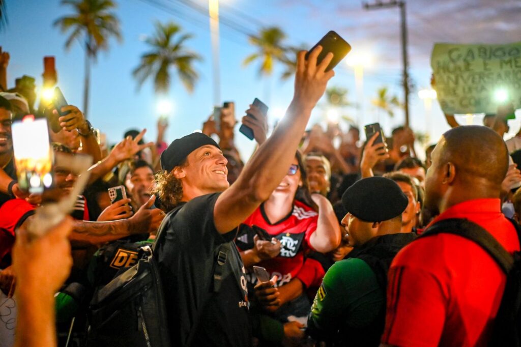 David Luiz tira fotos com torcedores do Flamengo no Sergipe