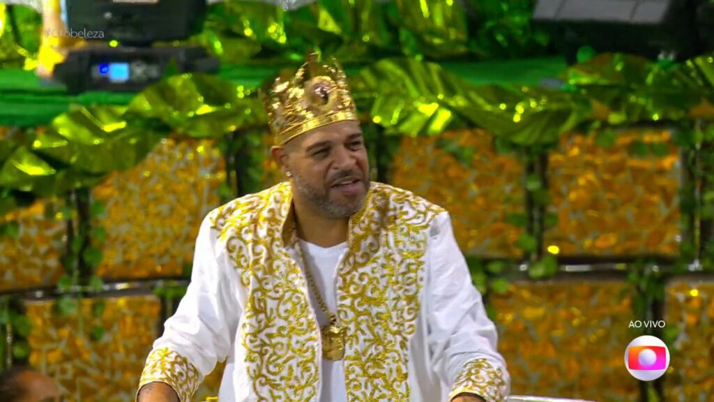 Adriano Imperador, ídolo do Flamengo, desfilou no Carnaval de SP com a Camisa Verde e Branco