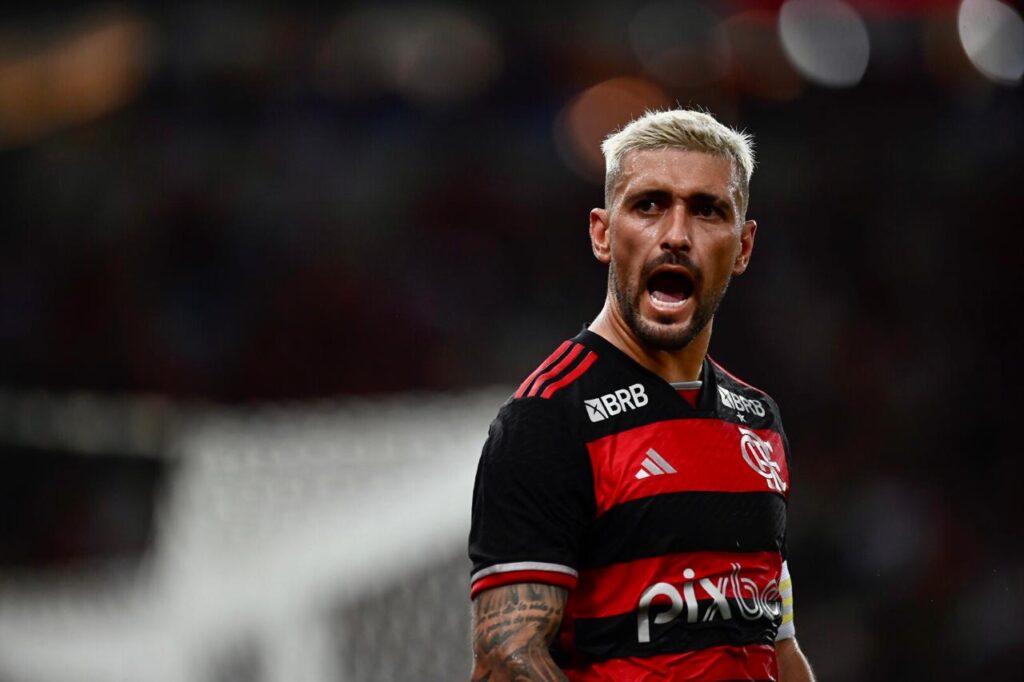 Arrascaeta comemora gol pelo Flamengo; clube vai renovar contrato com a Adidas de quatro a seis anos