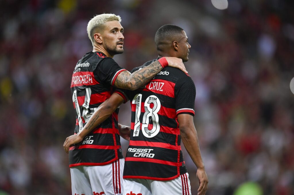 Arrascaeta e De La Cruz em jogo do Flamengo; dupla desfalca o time regularmente e estará na Copa América