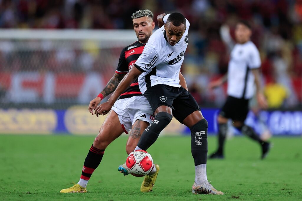 Arrascaeta marca Junior Santos durante Flamengo x Botafogo pelo Campeonato Carioca