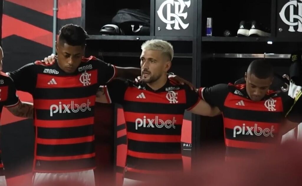 Arrascaeta pede a palavra no vestiário do Flamengo