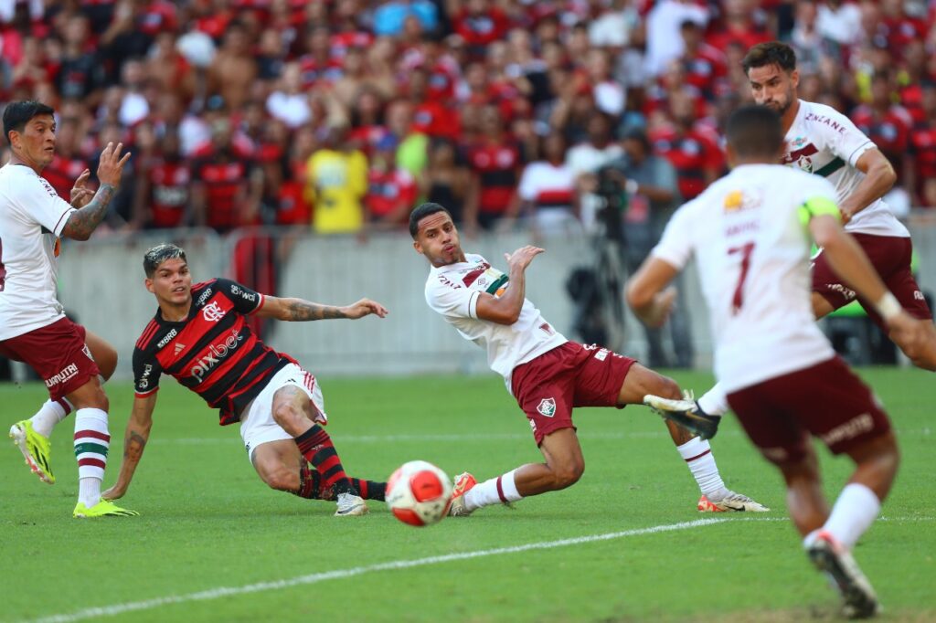 Ayrton Lucas serviu Pedro contra o Fluminense e se destaca no Flamengo
