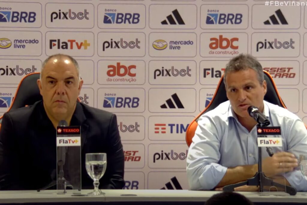 Marcos Braz e Bruno Spindel em coletiva no Flamengo; departamento de futebol estipulou 3 milhões de euros para gastar com reforços
