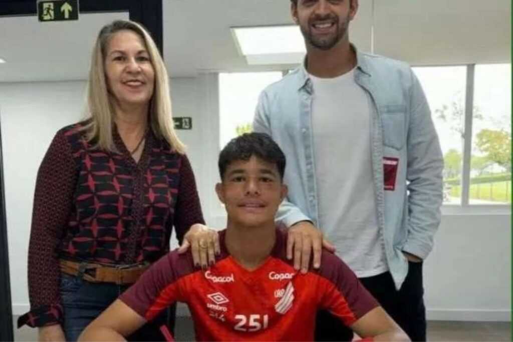 Bruninho, filho de Eliza Samudio e goleiro Bruno, assina com Athletico