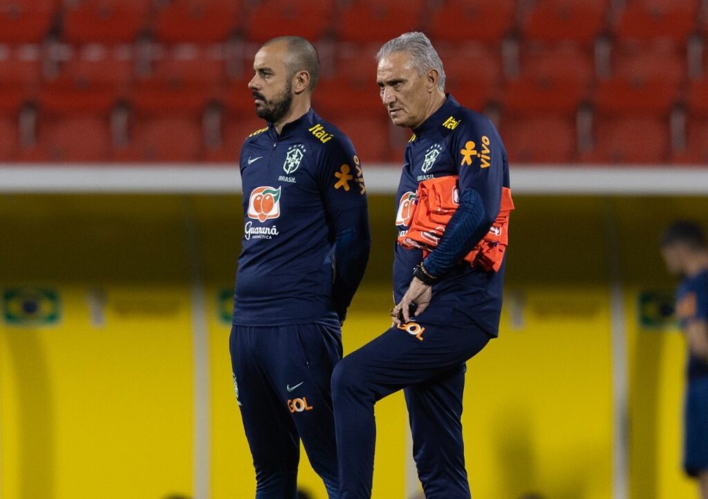 Bruno Baquete e Tite em treinamento da Seleção Brasileira no Catar, durante a Copa do Mundo de 2022; analista é reforço do Flamengo