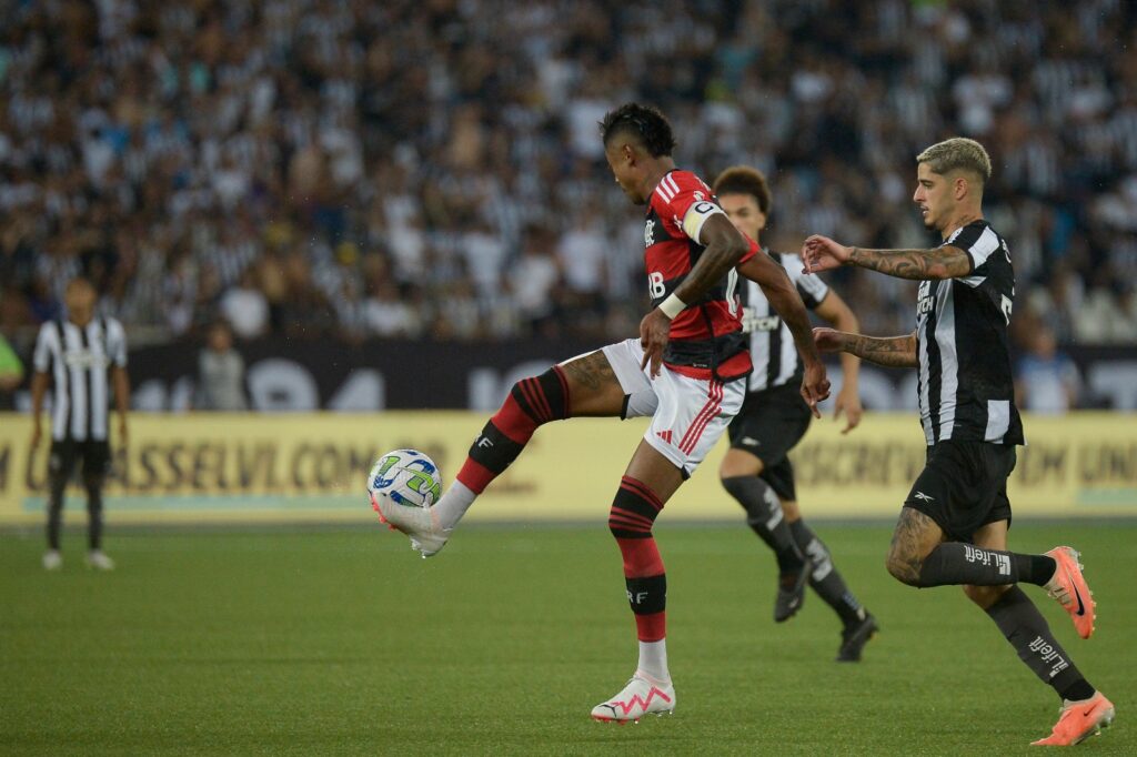 Bruno Henrique domina bola durante Flamengo vs Botafogo
