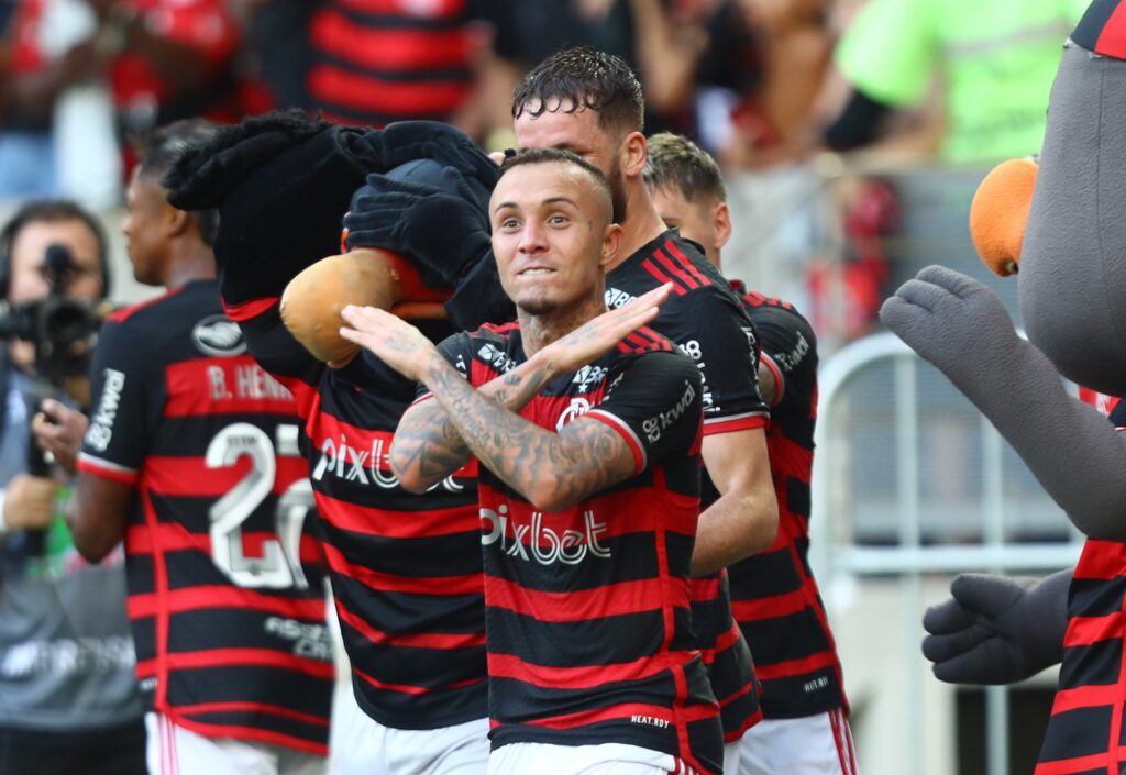 Cebolinha comemora gol sobre o Fluminense com o 'vapo'; atleta lidera estatísticas do Flamengo desde a chegada de Tite