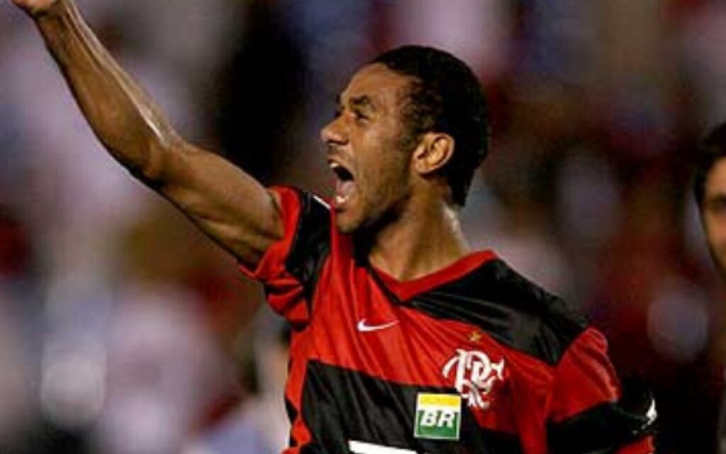 Cristian comemora gol com a camisa do Flamengo