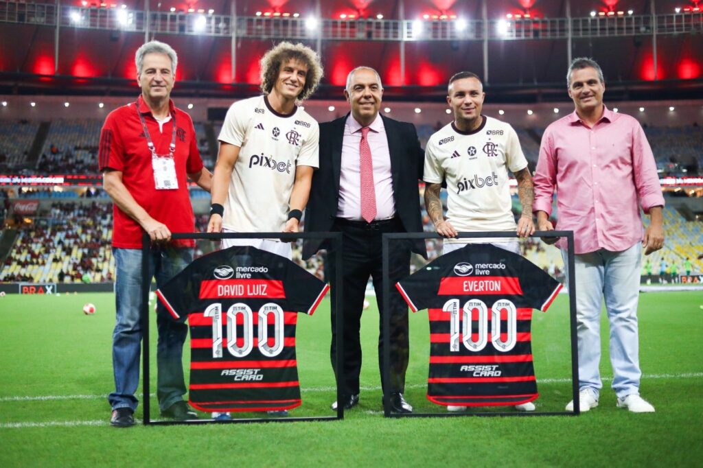 David Luiz e Cebolinha posam ao lado de direigentes do Flamengo com homenagens pelos 100 jogos com o Manto