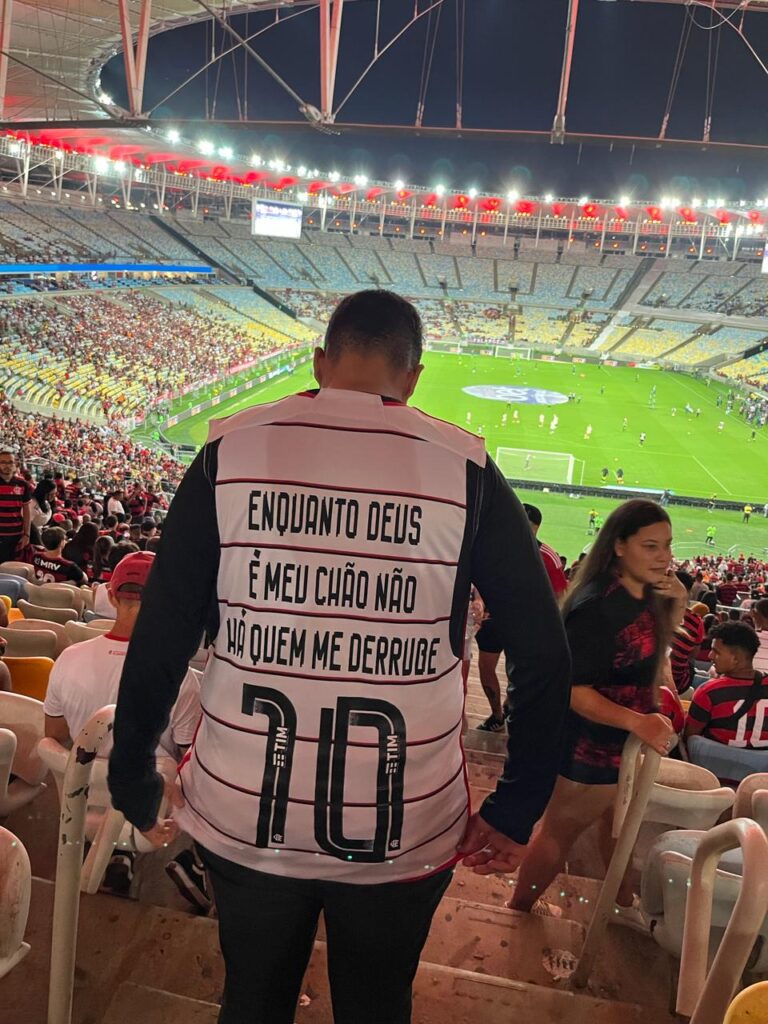 Mantos personalizados são destaque na torcida do Flamengo novamente, em jogo contra o Boavista