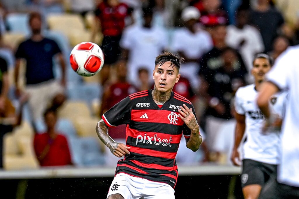 Erick Pulgar em campo pelo Flamengo; chileno fez exames de dengue