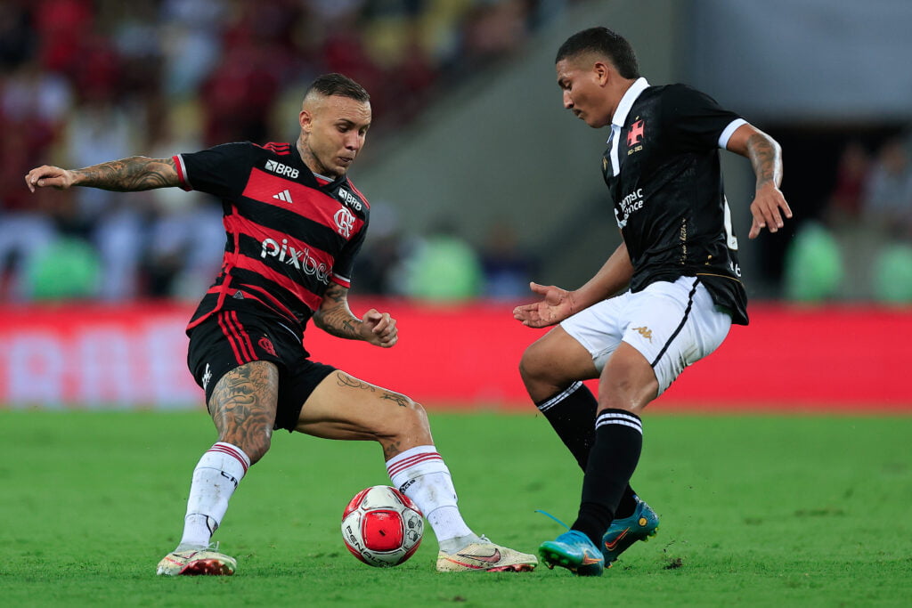 Everton Cebolinha tenta driblar jogador do Vasco no clássico; Tite comentou atuação apagada do atleta