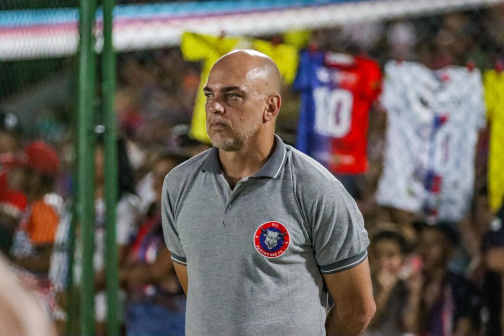Maurinho em jogo do Parintins FC; ex-lateral do Flamengo é técnico de sensação do Amazonense