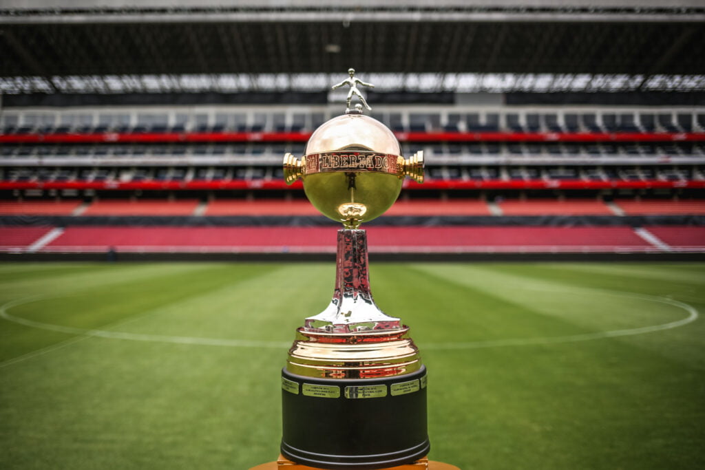 Taça da Copa Libertadores Sub-20, que pode ser conquistada pelo Flamengo