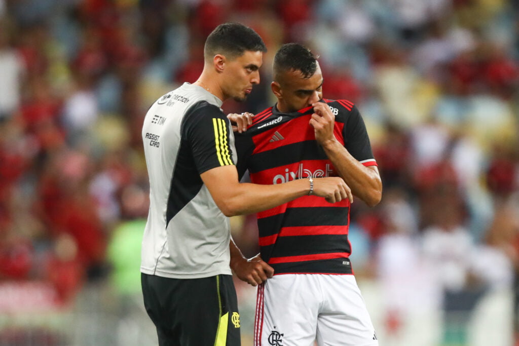 Fabrício Bruno recebe instruções de Matheus Bachi, auxiliar de Tite no Flamengo; defesa do time atingiu melhor fase desde 2018