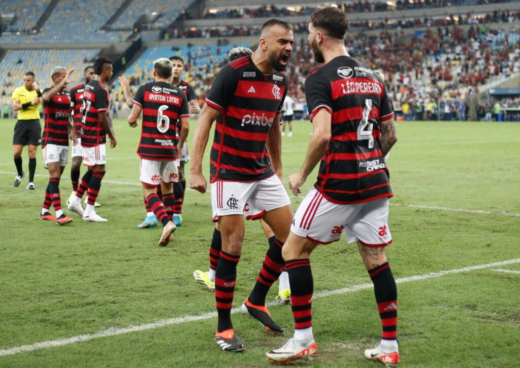 Fabrício Bruno e Léo Pereira celebram gol no Maracanã; Flamengo tem melhor defesa e enfrenta Atlético-GO no Brasileirão