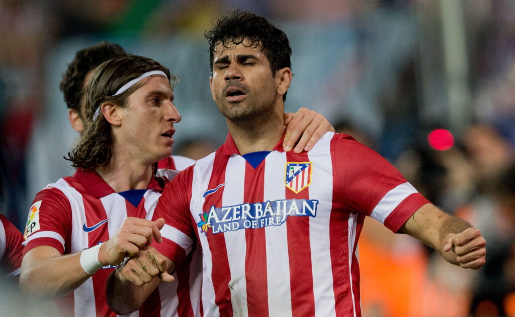 Filipe Luís e Diego Costa comemorando gol juntos na época de Atlético de Madrid