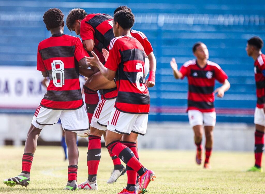 Flamengo comemora gol contra o Olaria