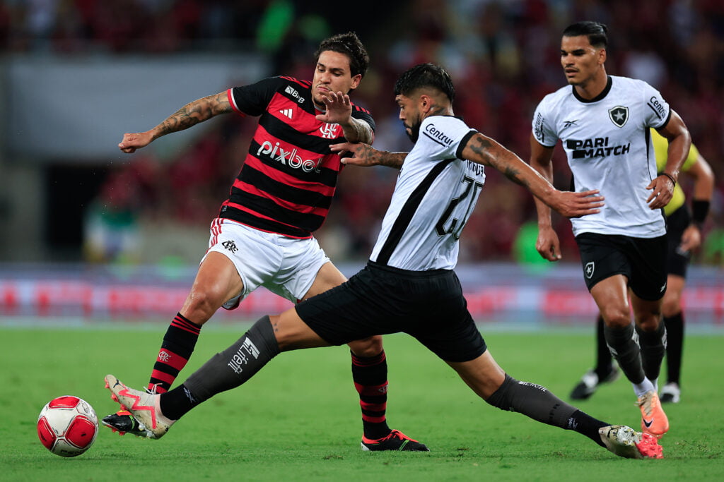 Pedro disputa bola em Flamengo x Botafogo; Jogo foi válido pela sétima rodada do Carioca