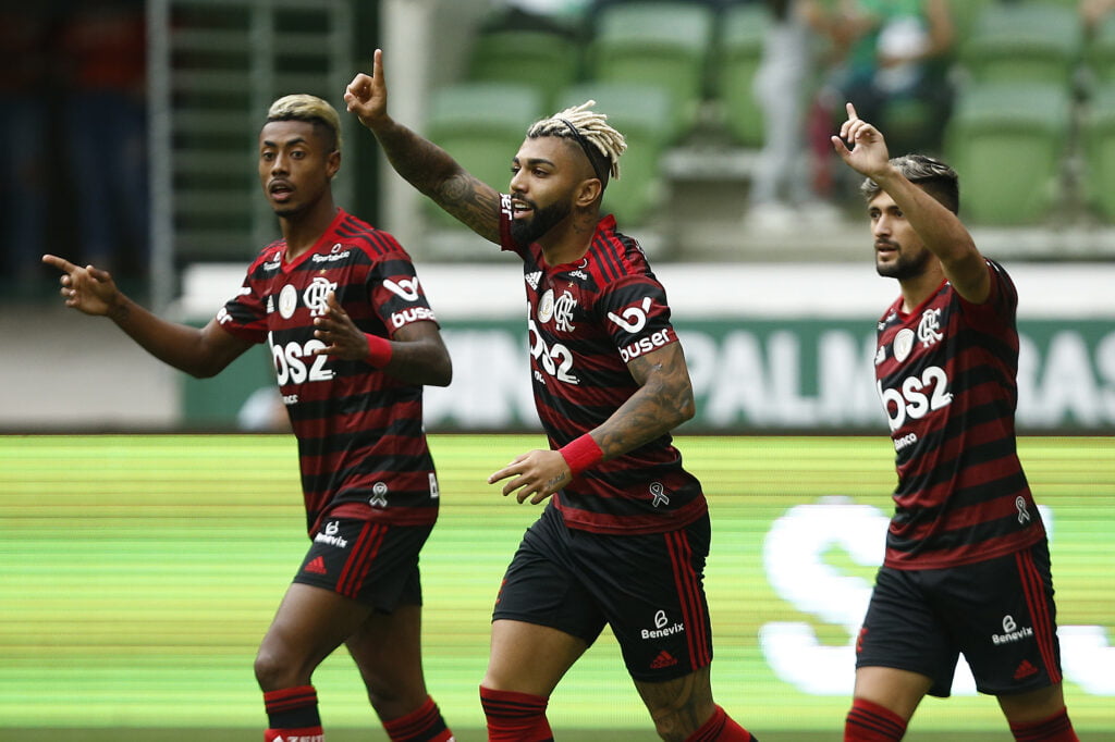 Gabigol Bruno Henrique e Arrascaeta comemora gol do Flamengo em 2019; trio de ídolos rubro-negros aparecem em ranking de pênaltis sofridos desde 2015 no Brasil