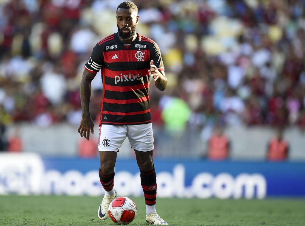 Gerson em campo pelo Flamengo; volante pode ficar até três meses em recuperação e perder fase de grupos da Libertadores