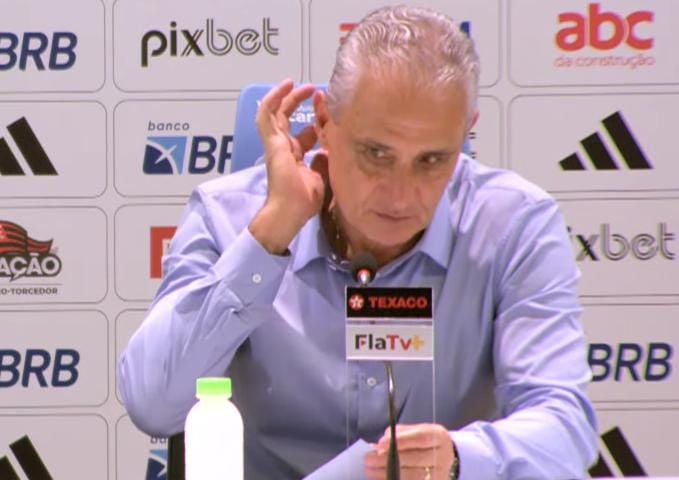 Tite se coça durante entrevista coletiva após Flamengo x Vasco