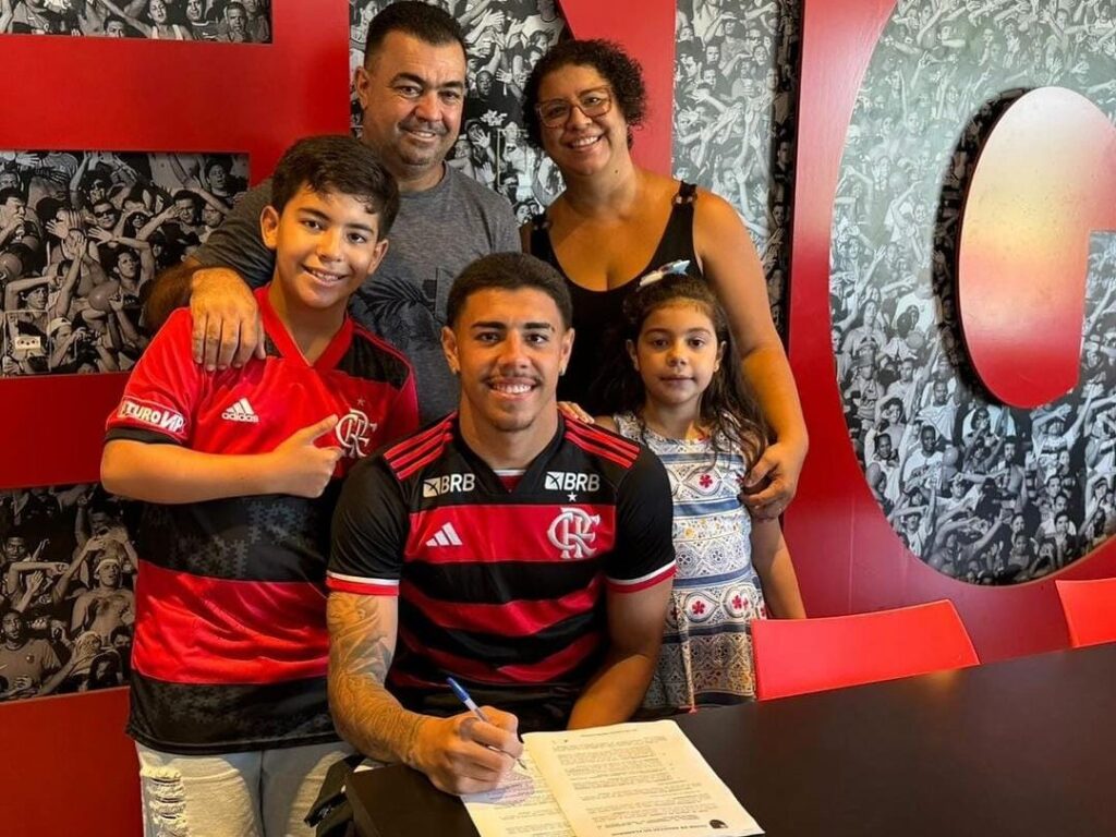 Iago Teodoro assina renovação com o Flamengo