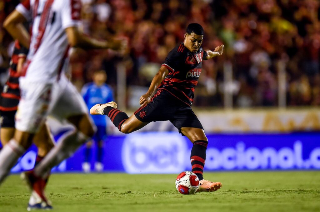 Igor Jesus em campo pelo Flamengo; torcedores rasgaram elogios à atuação do volante contra o Bangu