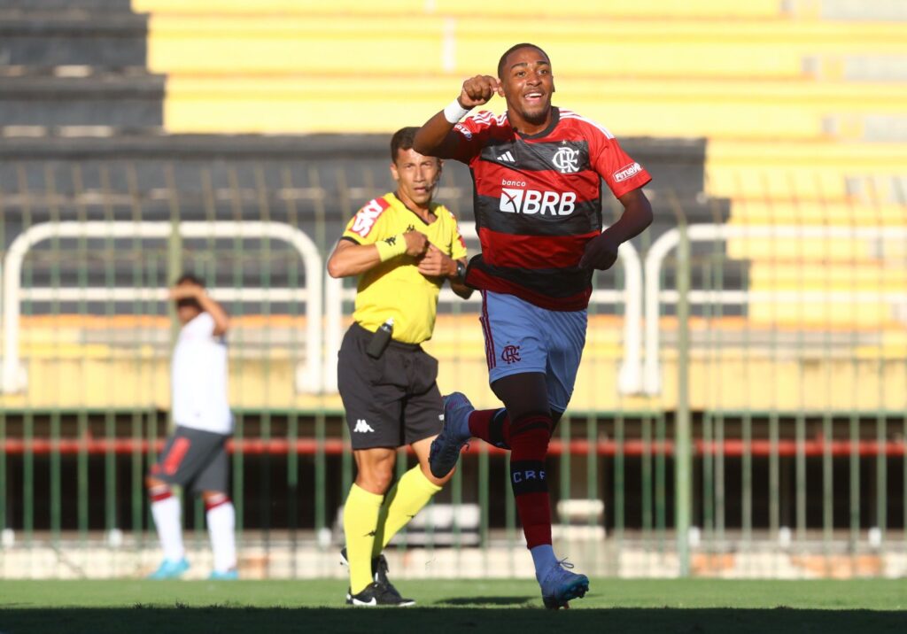 Lorran fez único gol do Flamengo no último jogo contra o Bangu