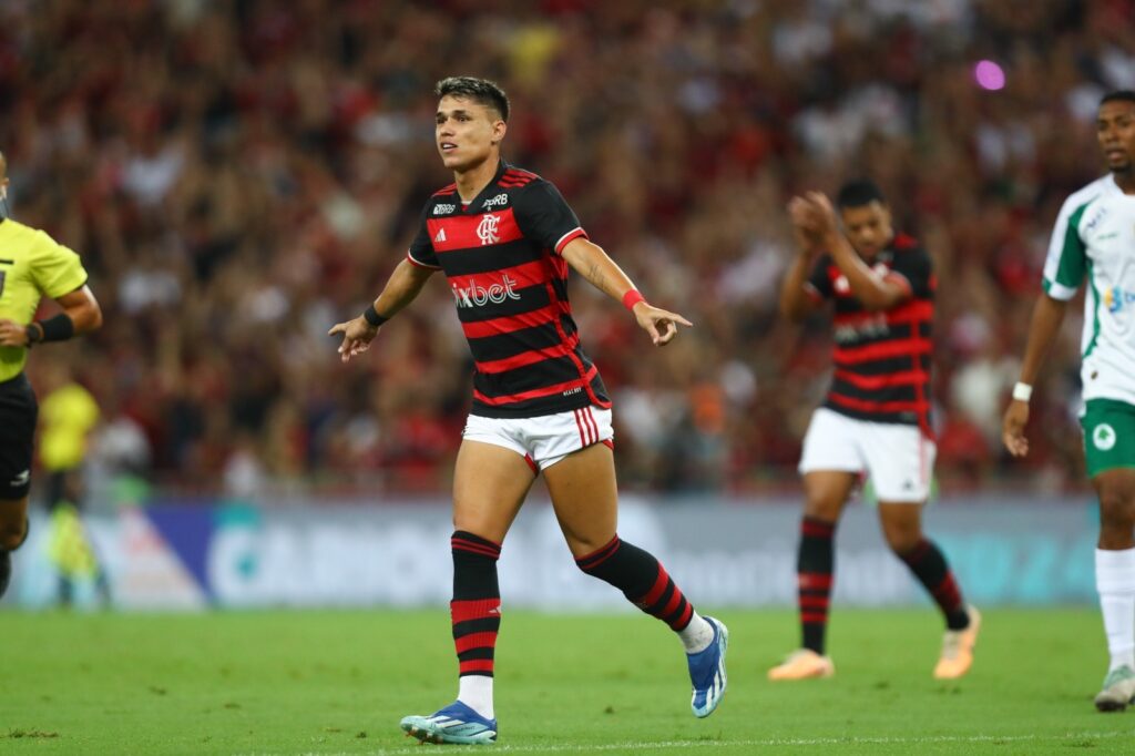 Luiz Araújo comemora gol contra o Boavista; Flamengo venceu e retomou liderança do Carioca