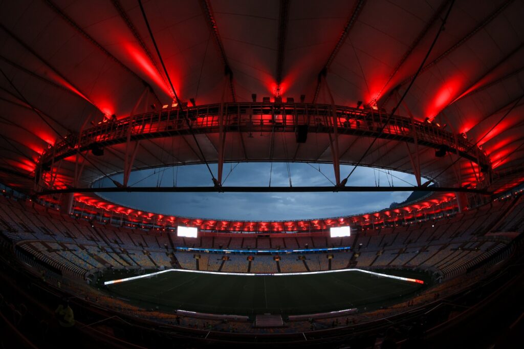 Maracanã iluminado com as cores do Flamengo