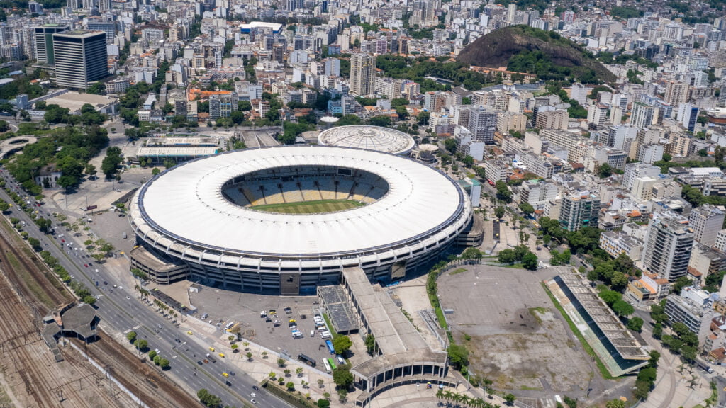 Maracanã visto do alto, com tijuca à direita e linha do tren à esquerda; Prefeitura do Rio de Janeiro anuncia esquema especial de trânsito para final do Carioca Flamengo x Nova Iguaçu