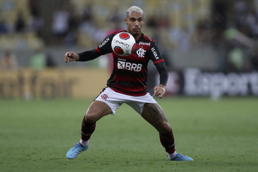 Matheuzinho rescinde com o Flamengo para assinar com o Corinthians