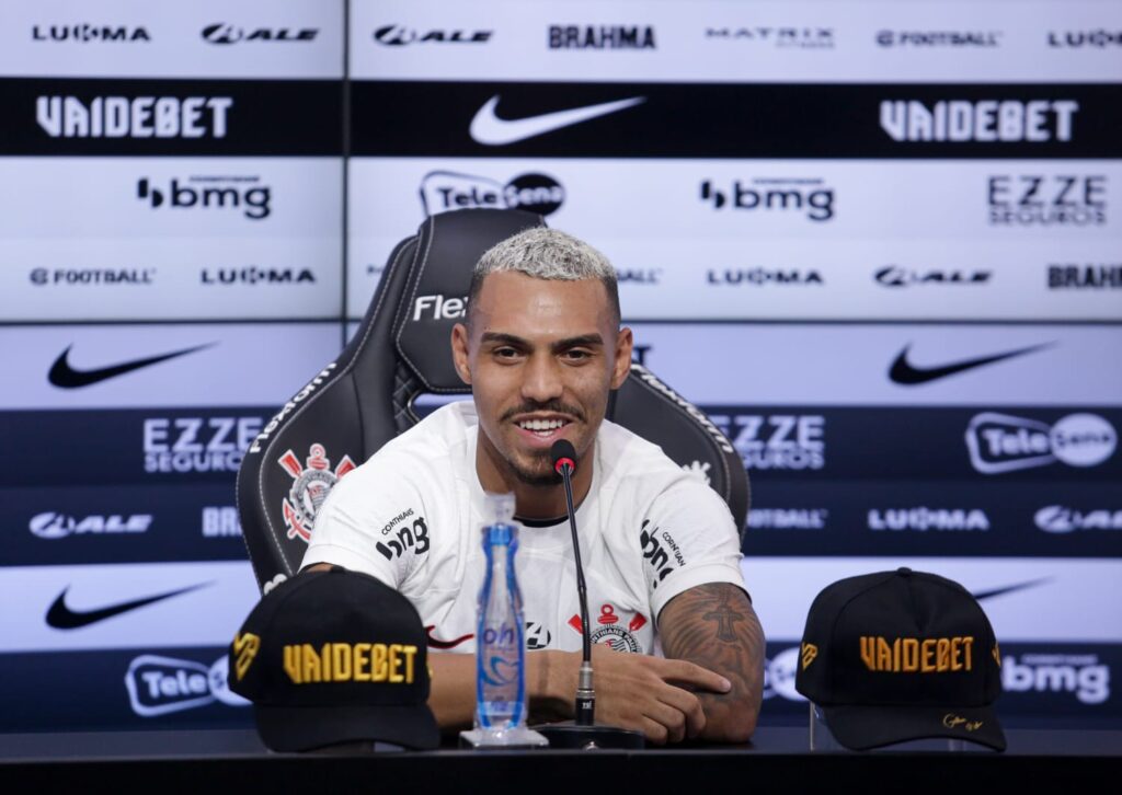 Matheuzinho, agora ex-Flamengo, foi apresentado no Corinthians e citou Tite
