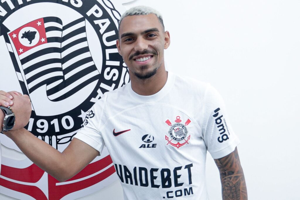 Matheuzinho, agora ex-Flamengo, é anunciado no Corinthians como Matheus França