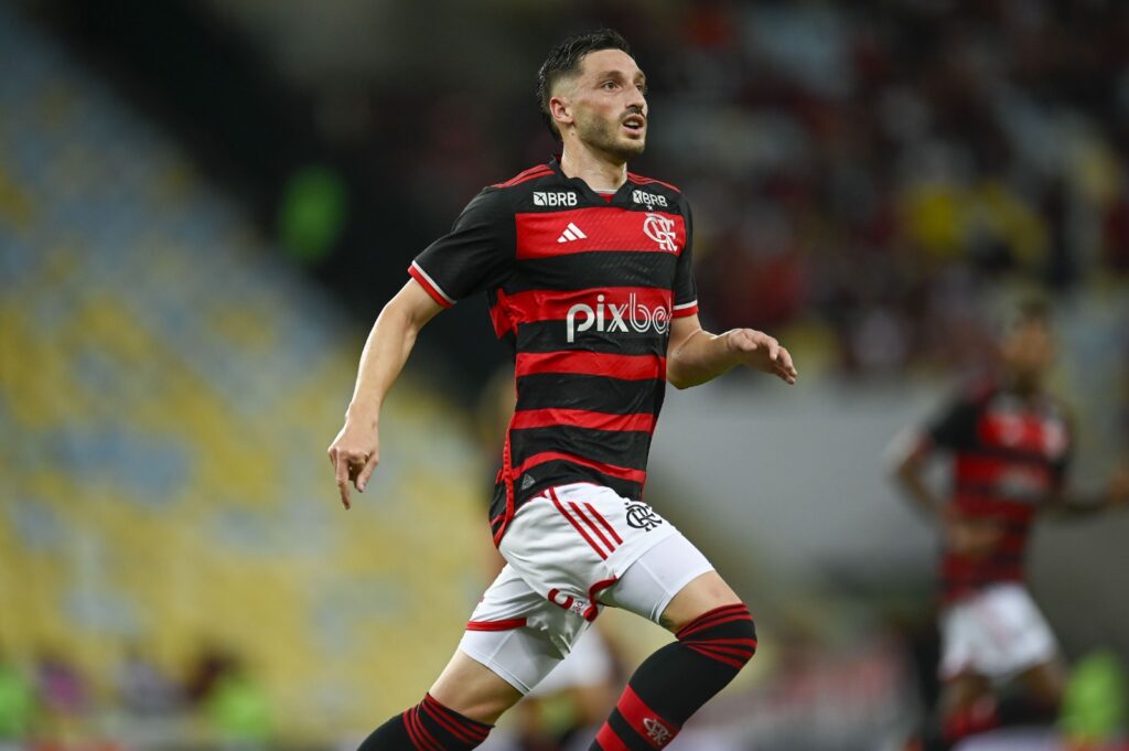 Matías Viña em sua estreia no Flamengo e volta ao Brasil após deixar o Palmeiras quase 3 anos atrás