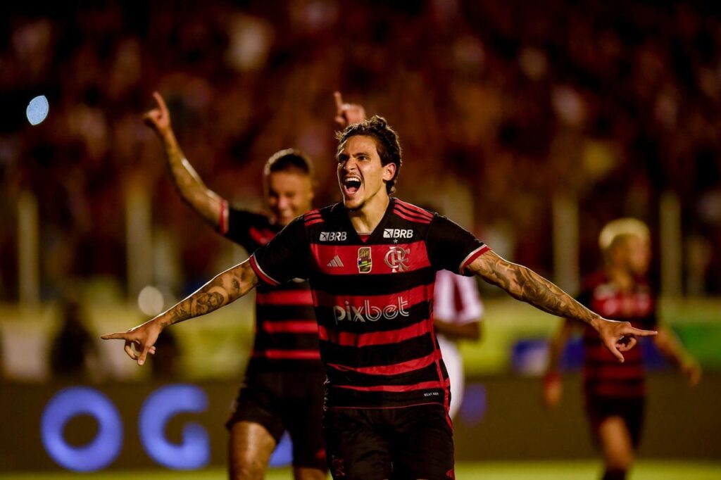 Pedro comemora gol do Flamengo sobre o Bangu; Vitória deu liderança do Carioca ao Mengão