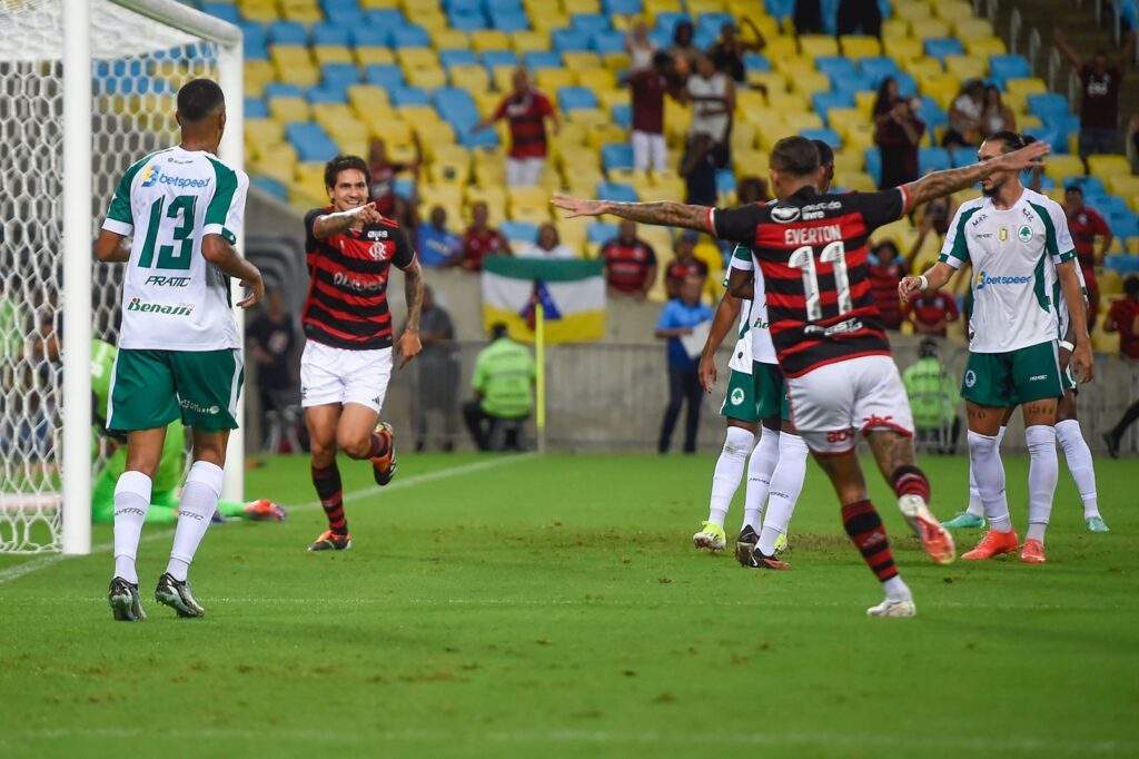 Pedro aponta para Cebolinha ao comemorar gol em Flamengo 4x0 Boavista pelo Campeonato Carioca