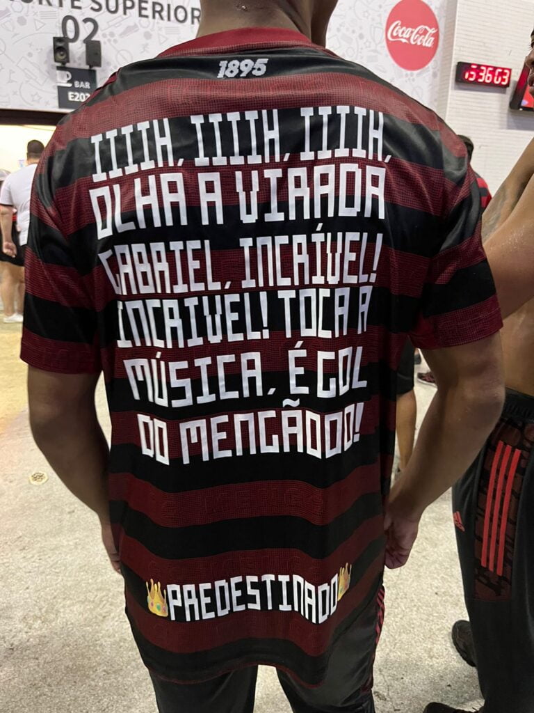 Mantos personalizados são a nova febre da torcida do Flamengo. No último jogo contra o Botafogo, foram um destaque da arquibancada