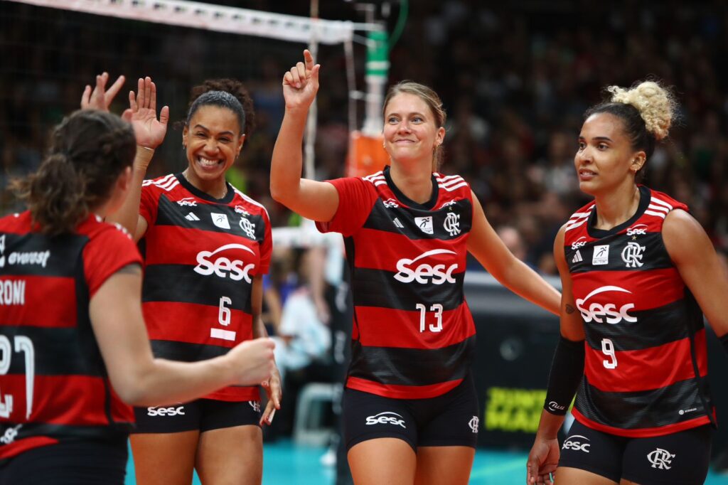 Jogadoras do Sesc Flamengo comemoram ponto na Superliga Feminina; CBV confirma datas e horários de jogos contra Barueri pelas quartas de final