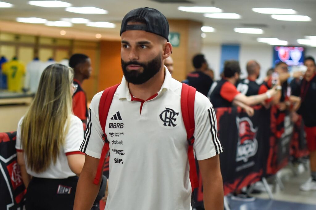 Thiago Maia em desembarque do Flamengo; jogador acertou com o Internacional