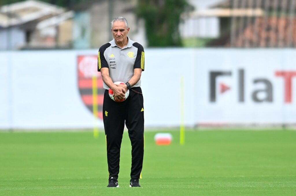 Tite em treinamento do Flamengo no Ninho do Urubu; diretoria segue no mercado para atender pedidos do treinador