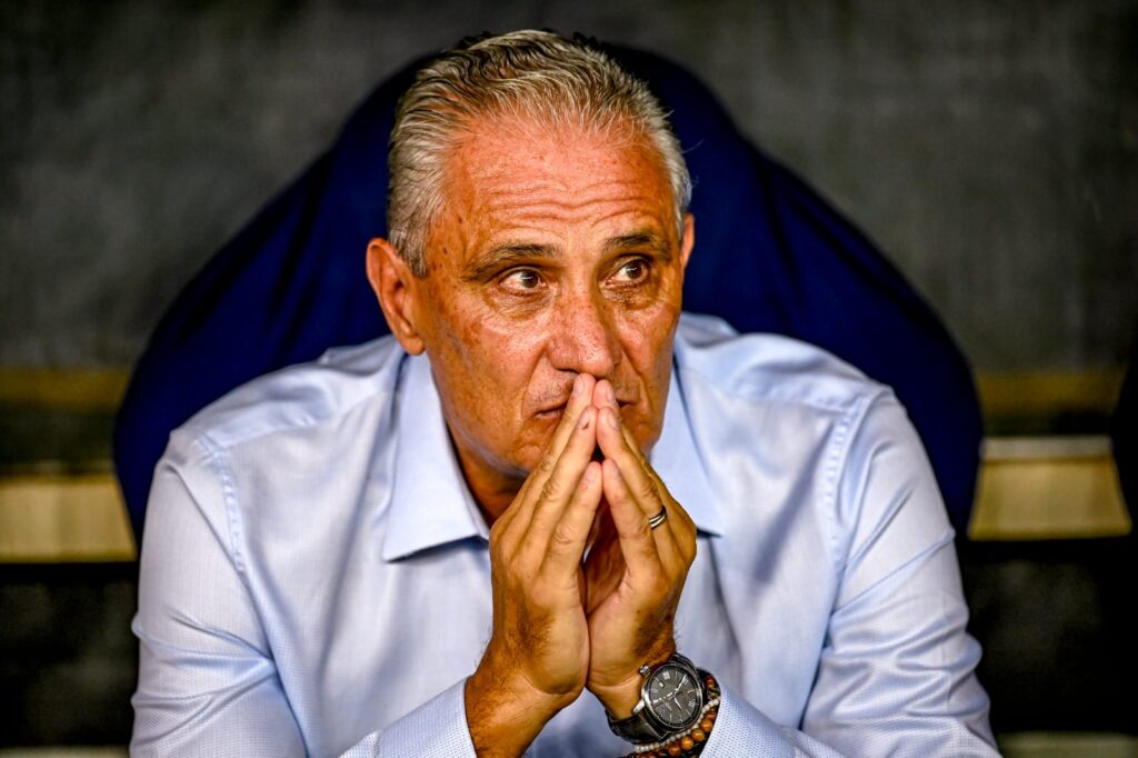 Tite na beira do campo em Flamengo x Botafogo; treinador analisou vitória e comentou fase de Léo Pereira