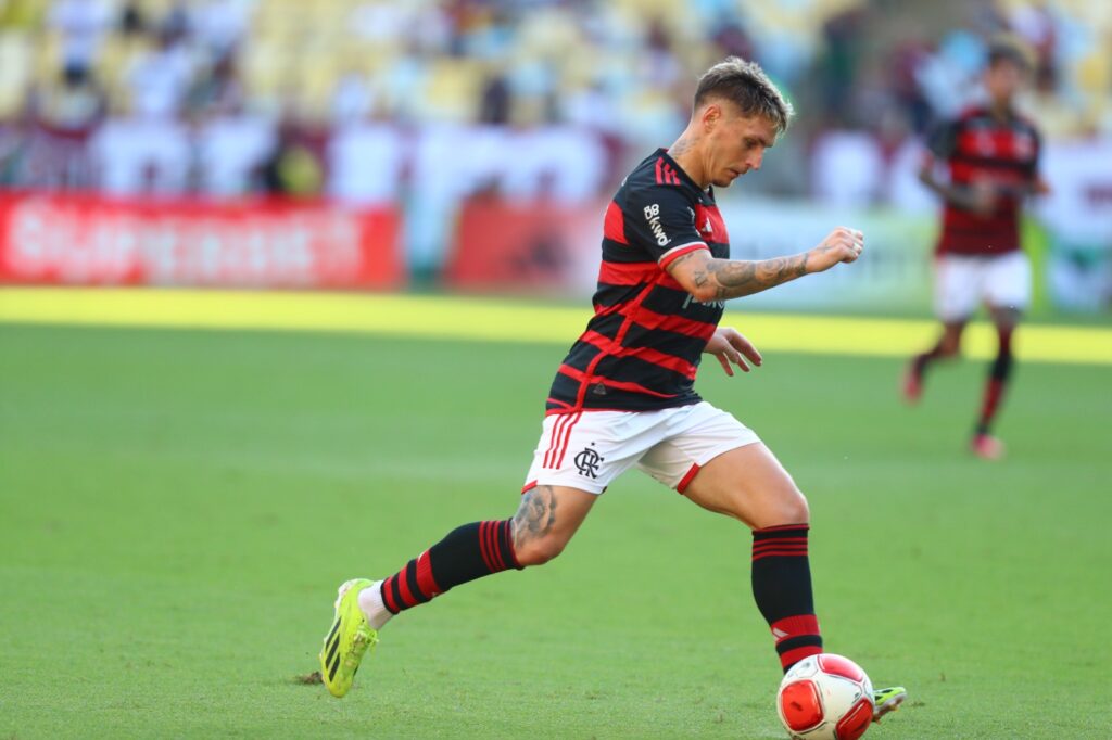 Varela em campo contra o Fluminense. lateral recebeu muitos elogios de torcedores do Flamengo