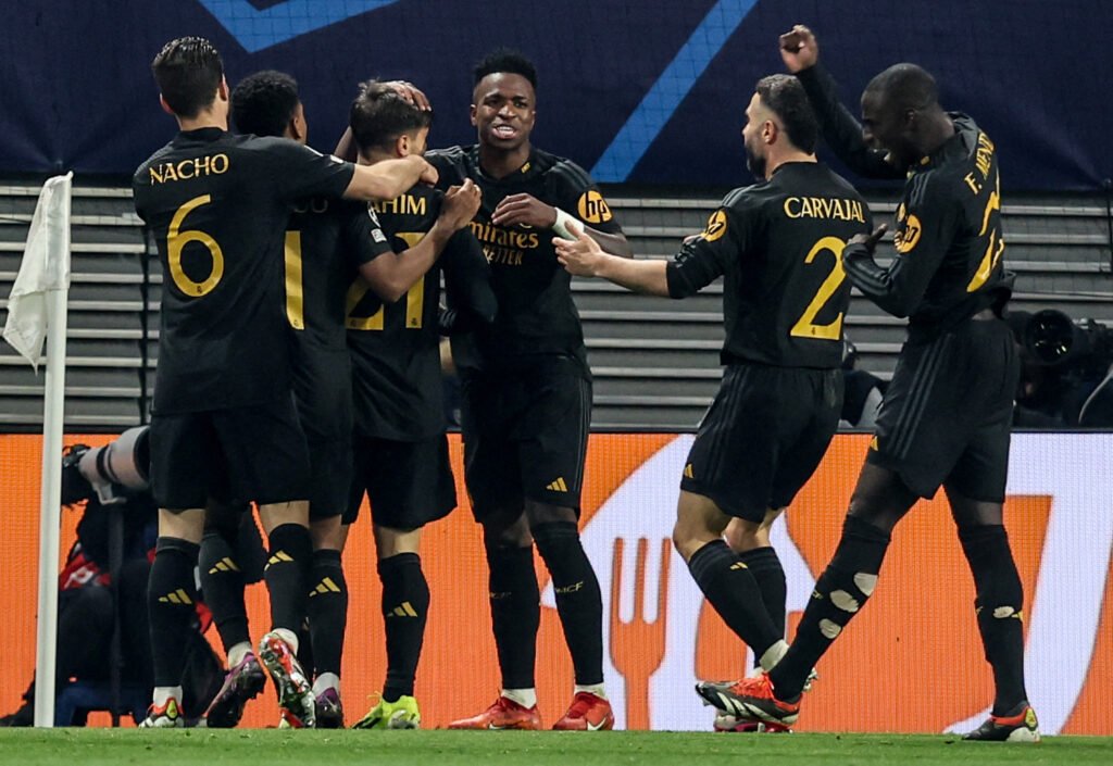 Vini Jr comemora vitória do Real Madrid sobre o Leipzig com companheiros; time abriu vantagem na Champions