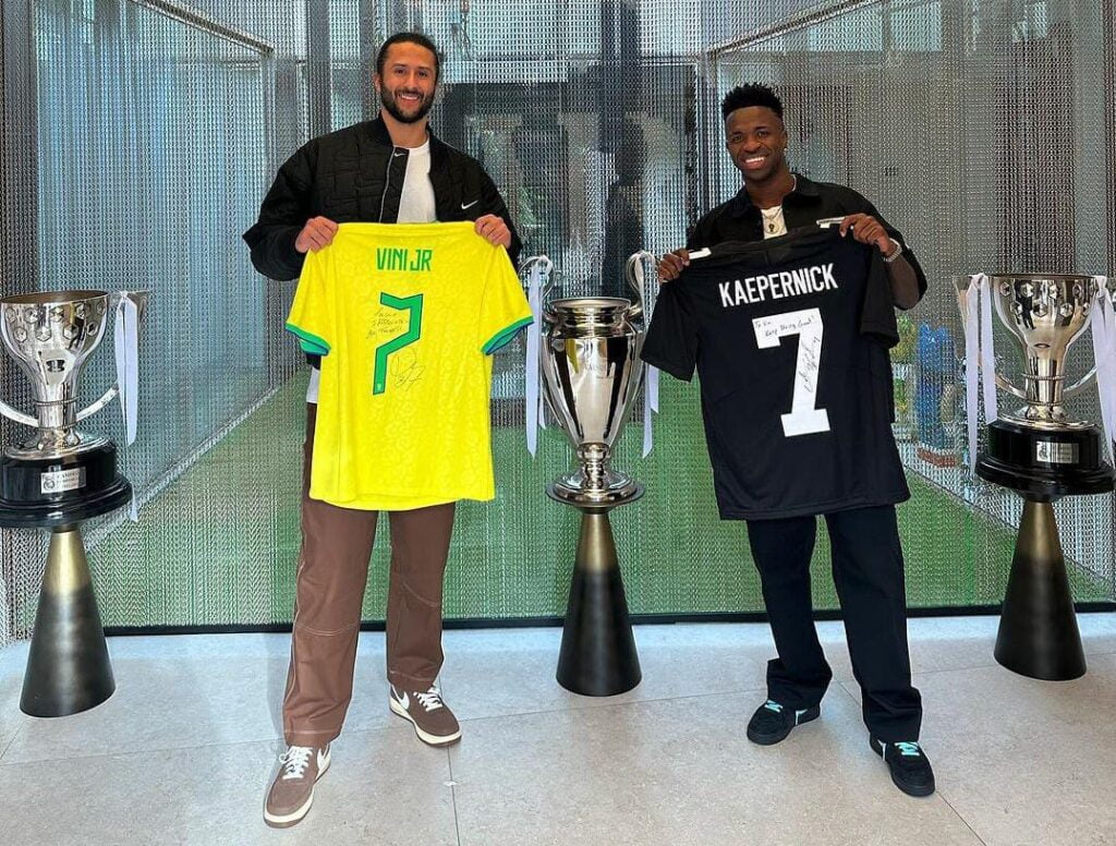 Vini Jr e Colin Kaepernick trocam camisas em encontro na casa de cria do Flamengo
