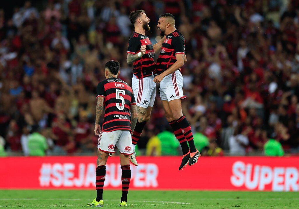 Zagueiros titulares do Flamengo Léo Pereira e Fabricio Bruno comemoram gol no clássico contra o Botafogo