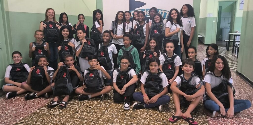 Ação social do Flamengo distribuí mais de 400 kits de material escolar, na última sexta-feira (23), a alunos do Instituto Viradouro, em Niterói